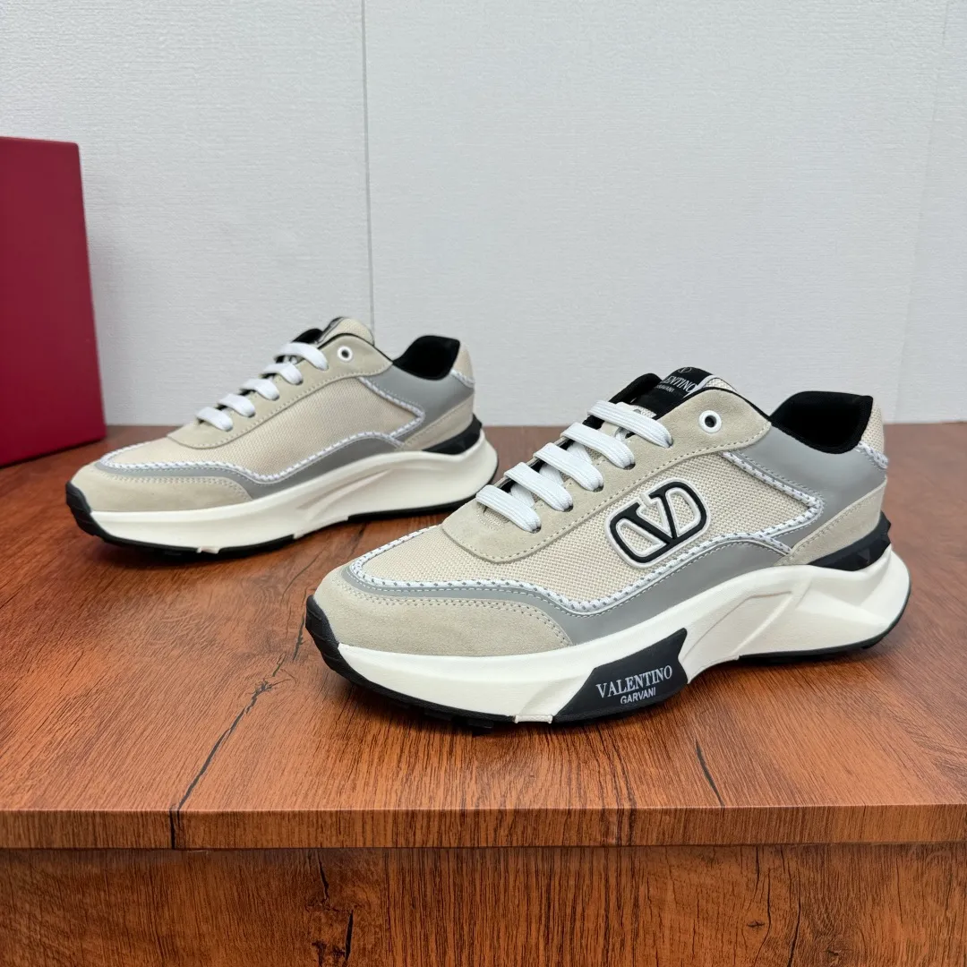 [Valentino] Top P: 820💰 Size: 39-44 leather shoe size (can be customized 38.45 cannot be returned or exchanged) VALENTION/Valentino FREEDOTS series new spring and summer men's sports shoes Lightweight and breathable casual thick-soled men's shoes Classic contrasting splicing design Suede cowhide stitching nappa calfskin + breathable technical mesh material Hot glue brand pattern badge logo details Delicate calfskin feet Lightweight mesh lining, ultra-light TPU foam rubber outsole, sports version, thick-soled style design, easy and versatile, multiple colors available, able to meet various matching needs, complete package! Item number: HL6688 Beige